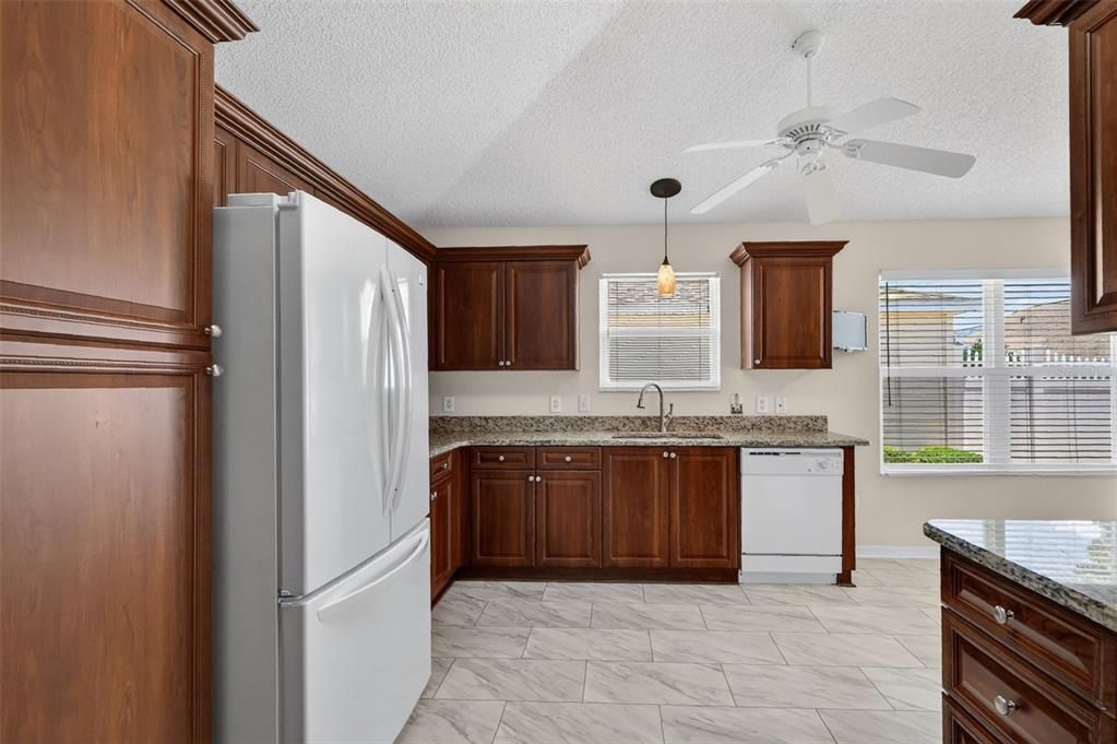 На продажу: $359,900 (3 спален, 2 ванн, 1607 Квадратных фут)
