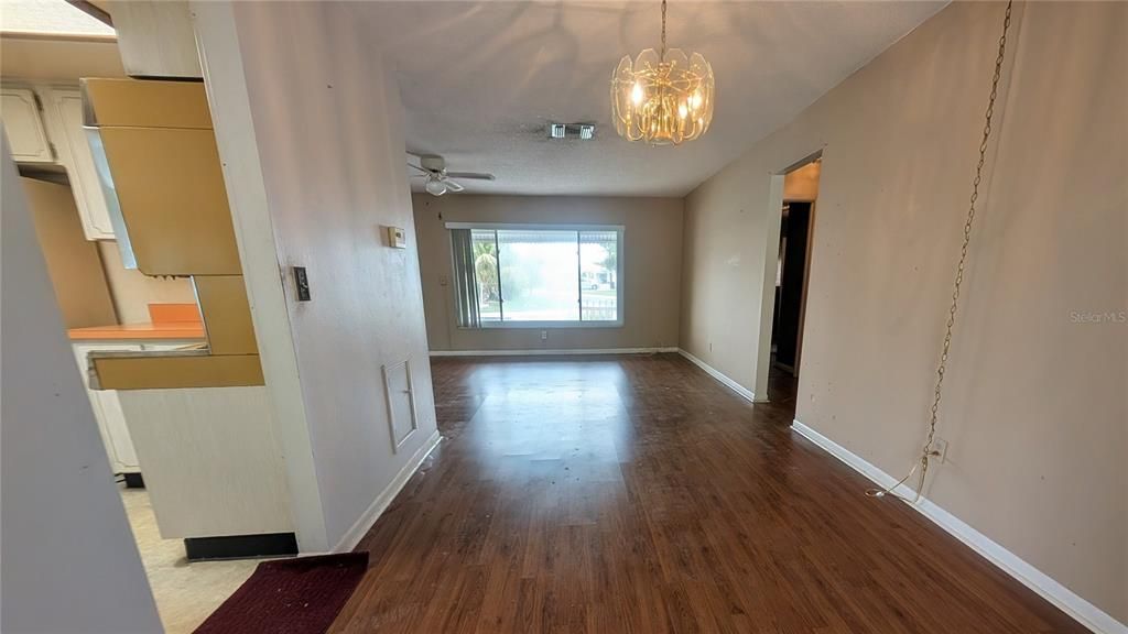 En Venta: $250,000 (2 camas, 2 baños, 1587 Pies cuadrados)