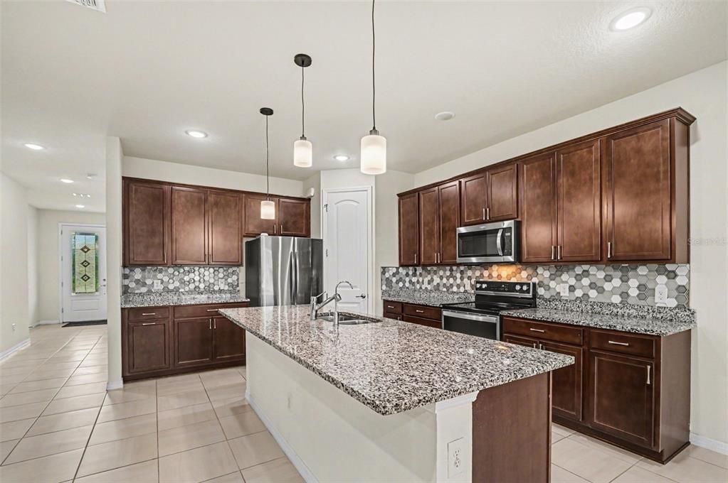 For Sale: $585,000 (5 beds, 4 baths, 2862 Square Feet)