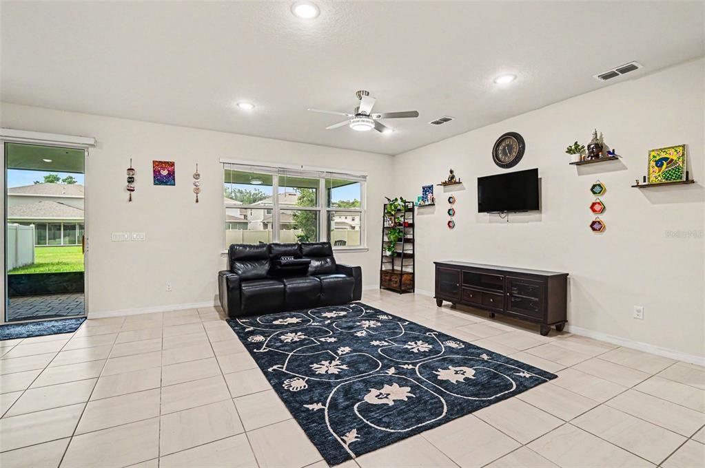For Sale: $585,000 (5 beds, 4 baths, 2862 Square Feet)