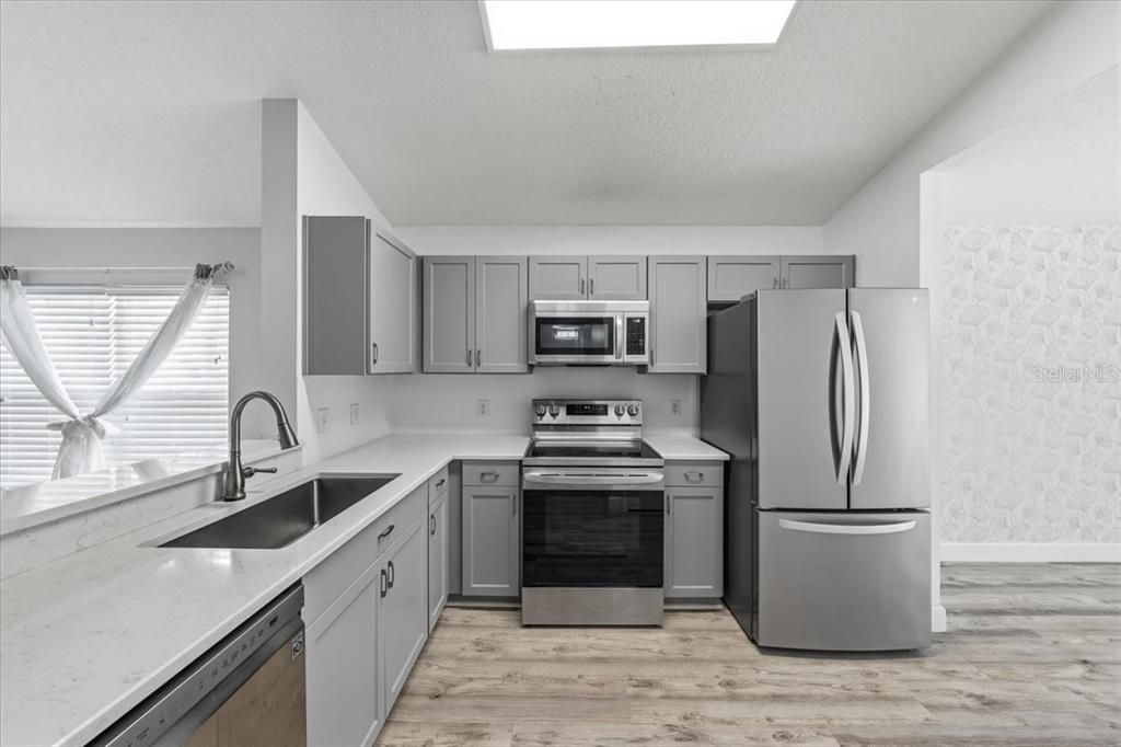Activo con contrato: $339,900 (4 camas, 2 baños, 1343 Pies cuadrados)