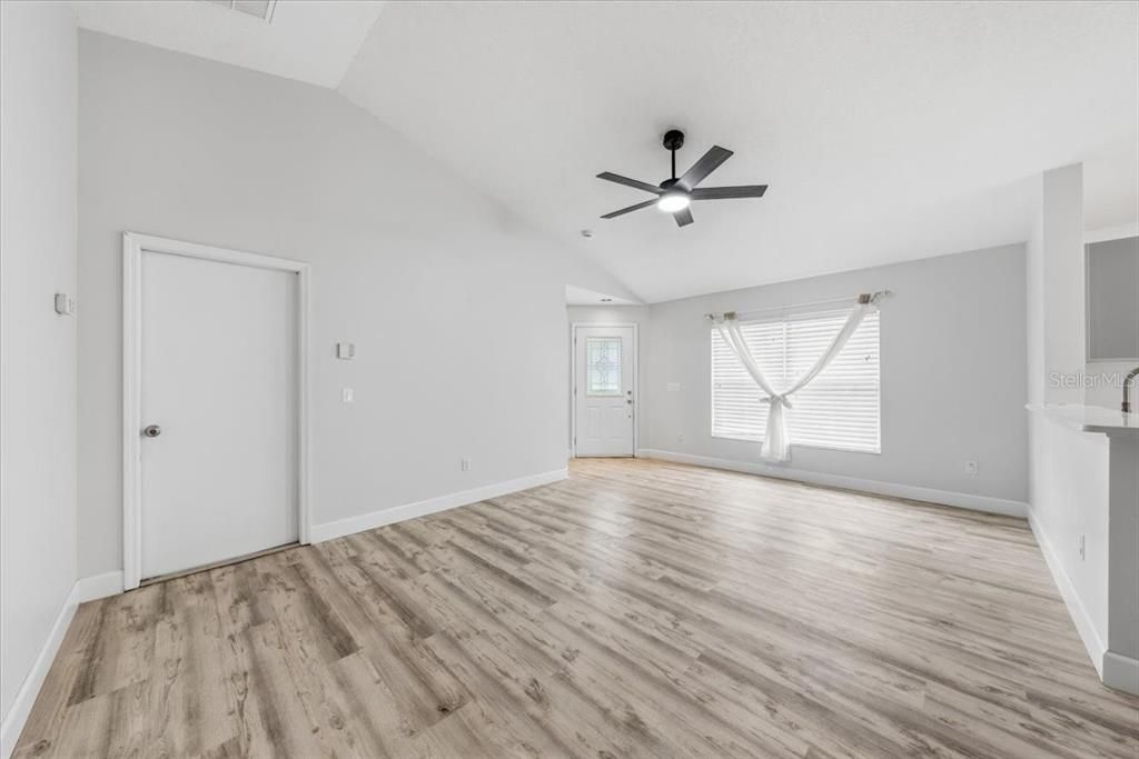 Activo con contrato: $339,900 (4 camas, 2 baños, 1343 Pies cuadrados)