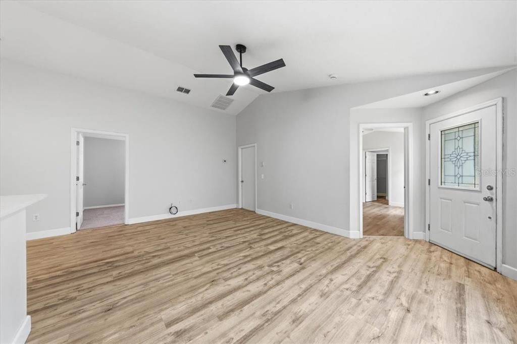 Activo con contrato: $339,900 (4 camas, 2 baños, 1343 Pies cuadrados)