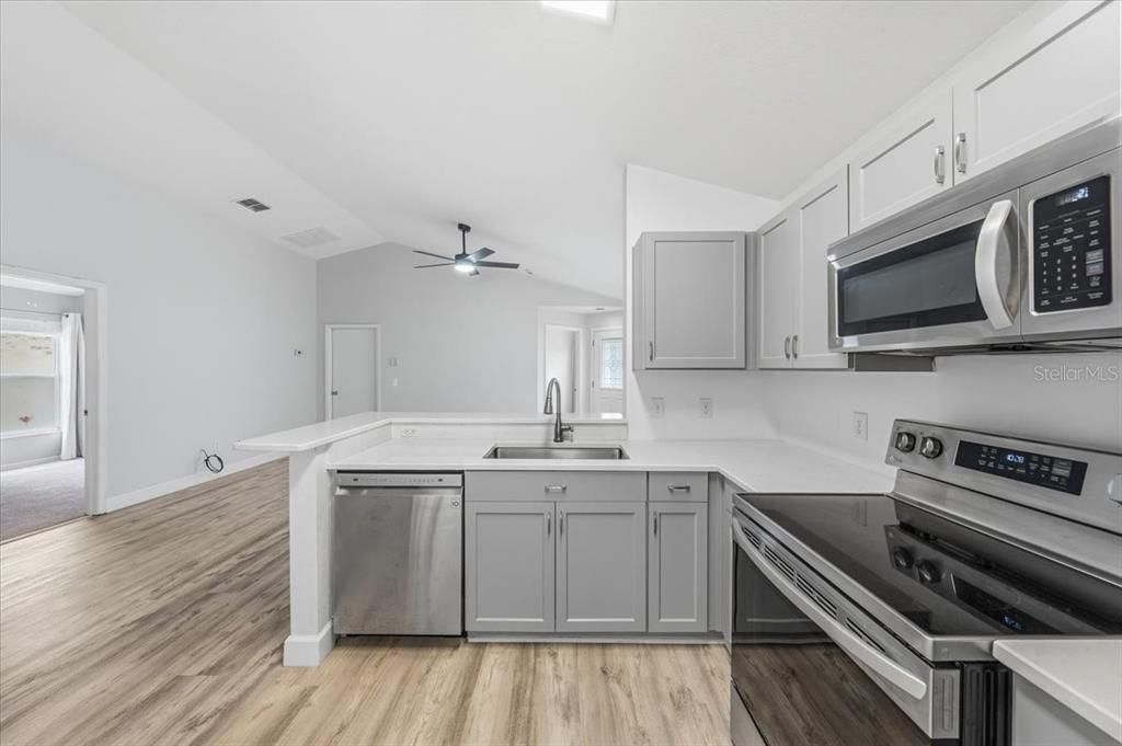 Activo con contrato: $339,900 (4 camas, 2 baños, 1343 Pies cuadrados)