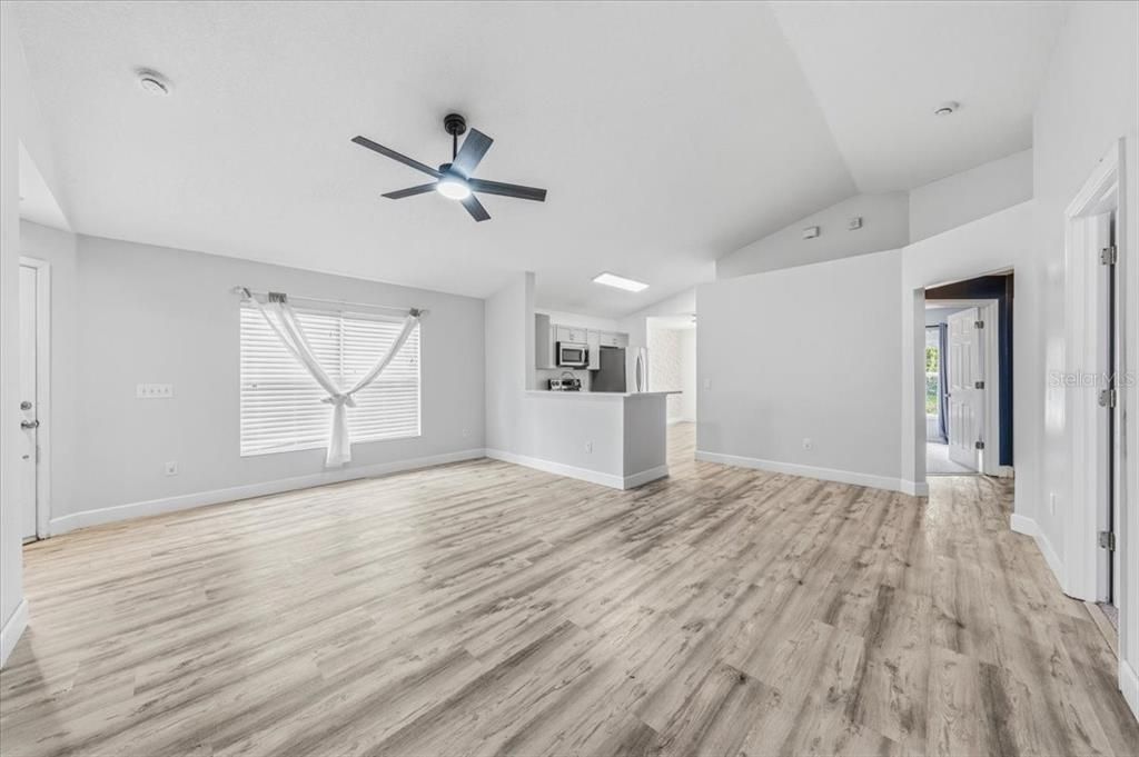 Activo con contrato: $339,900 (4 camas, 2 baños, 1343 Pies cuadrados)