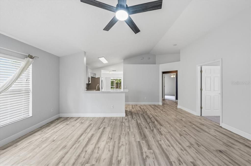 Activo con contrato: $339,900 (4 camas, 2 baños, 1343 Pies cuadrados)