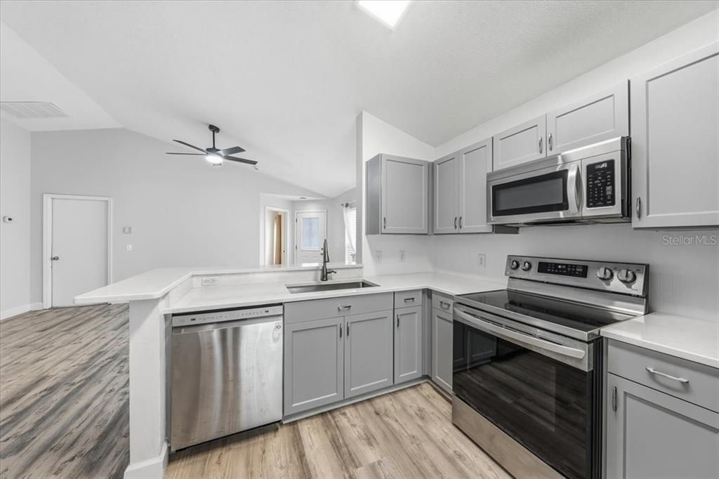 Activo con contrato: $339,900 (4 camas, 2 baños, 1343 Pies cuadrados)