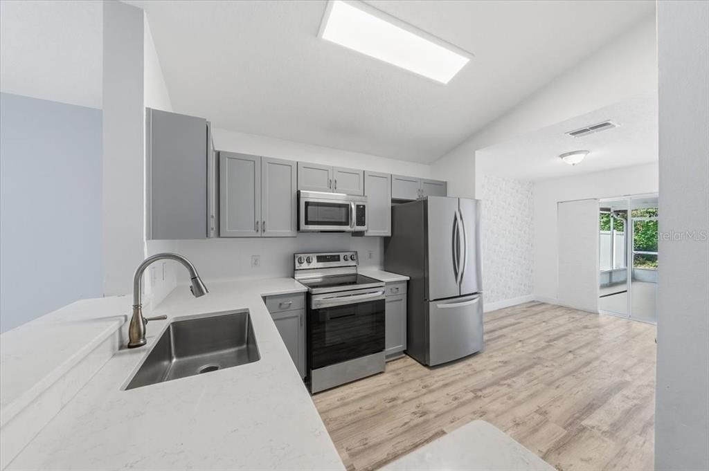 Activo con contrato: $339,900 (4 camas, 2 baños, 1343 Pies cuadrados)