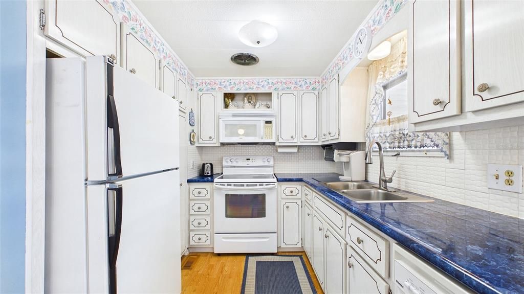 For Sale: $99,500 (2 beds, 1 baths, 798 Square Feet)