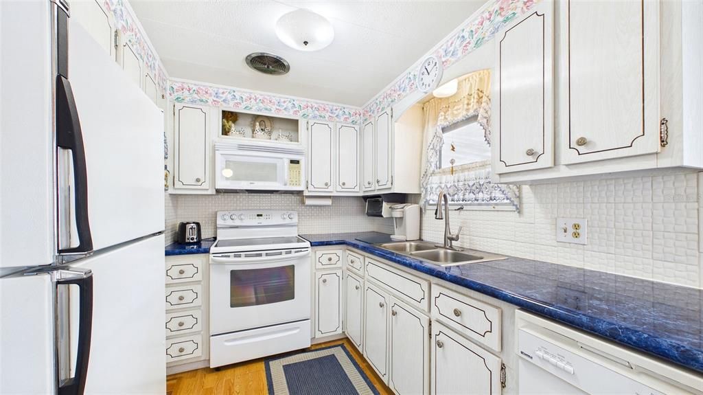 For Sale: $99,500 (2 beds, 1 baths, 798 Square Feet)