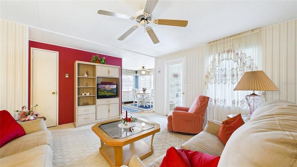 For Sale: $99,500 (2 beds, 1 baths, 798 Square Feet)