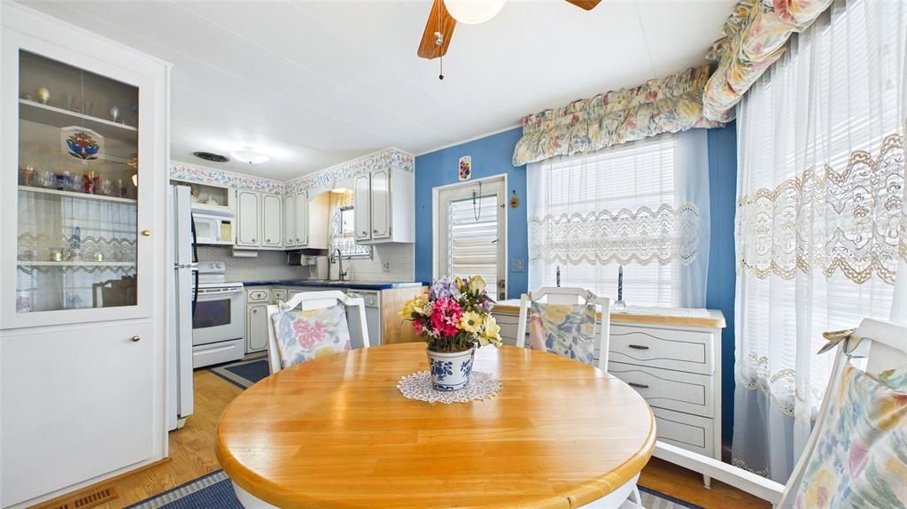 For Sale: $99,500 (2 beds, 1 baths, 798 Square Feet)