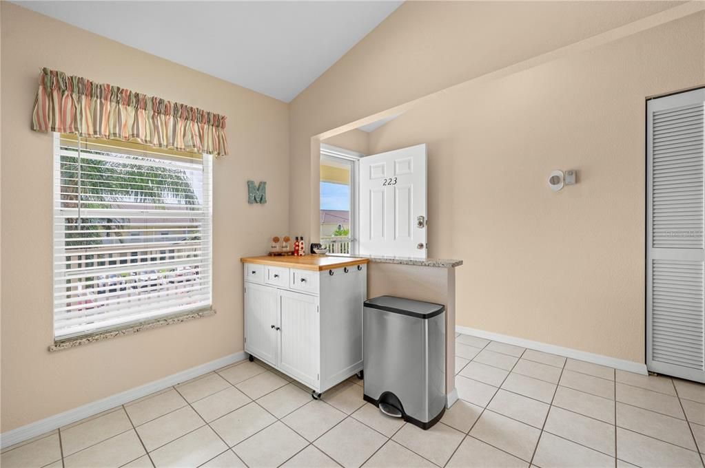 For Sale: $250,000 (2 beds, 2 baths, 1110 Square Feet)
