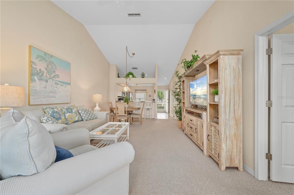 For Sale: $250,000 (2 beds, 2 baths, 1110 Square Feet)