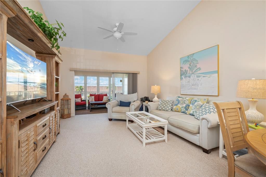 For Sale: $250,000 (2 beds, 2 baths, 1110 Square Feet)