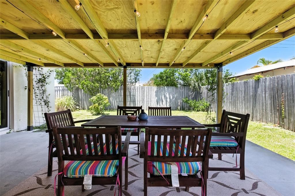 For Sale: $400,000 (4 beds, 2 baths, 1570 Square Feet)