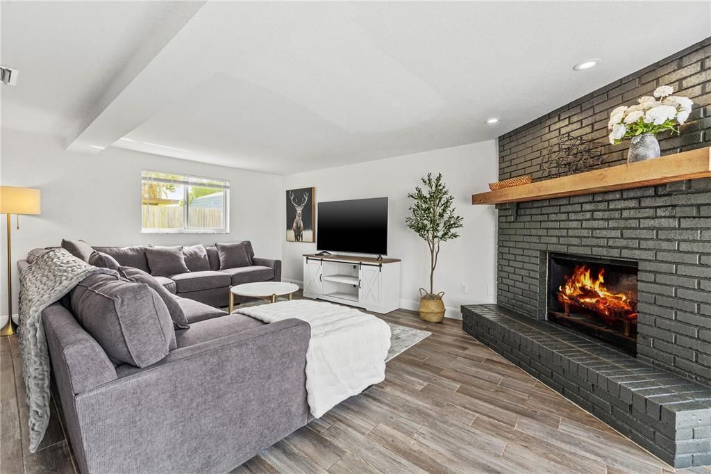 For Sale: $400,000 (4 beds, 2 baths, 1570 Square Feet)