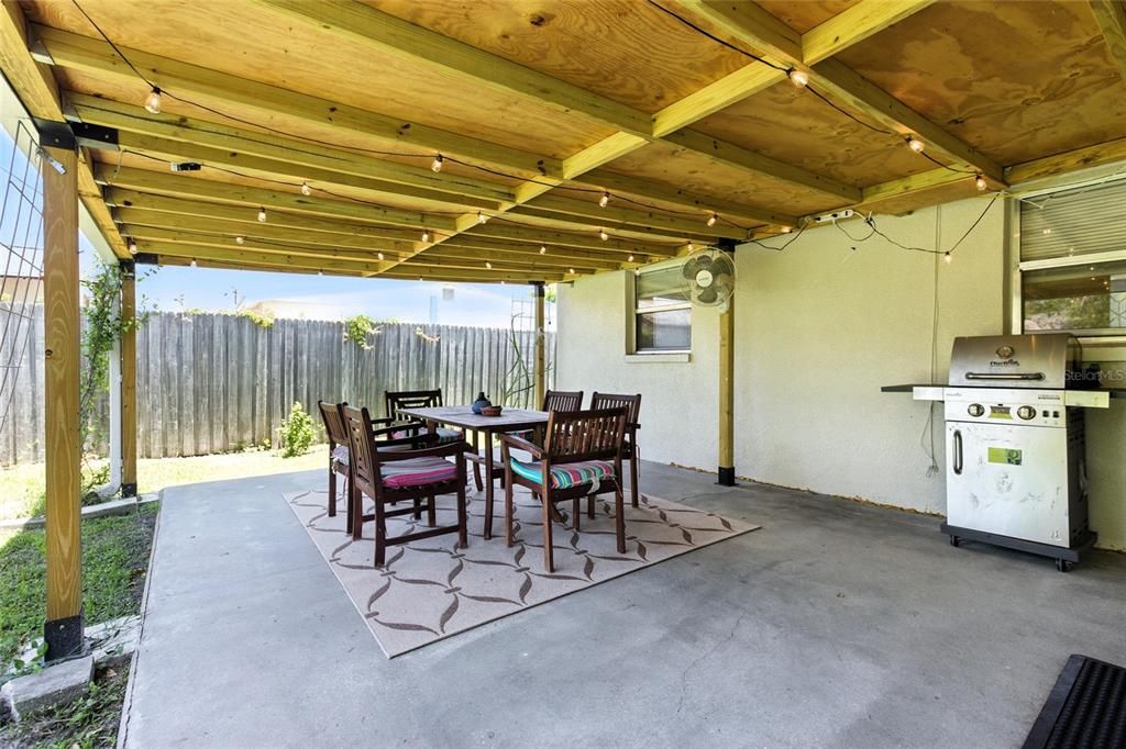 For Sale: $400,000 (4 beds, 2 baths, 1570 Square Feet)