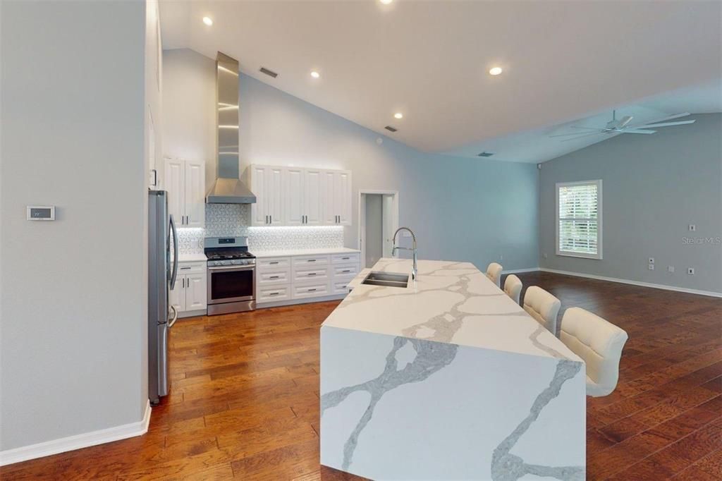 En Venta: $849,000 (3 camas, 2 baños, 2384 Pies cuadrados)