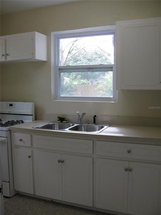 For Rent: $1,325 (3 beds, 2 baths, 400 Square Feet)
