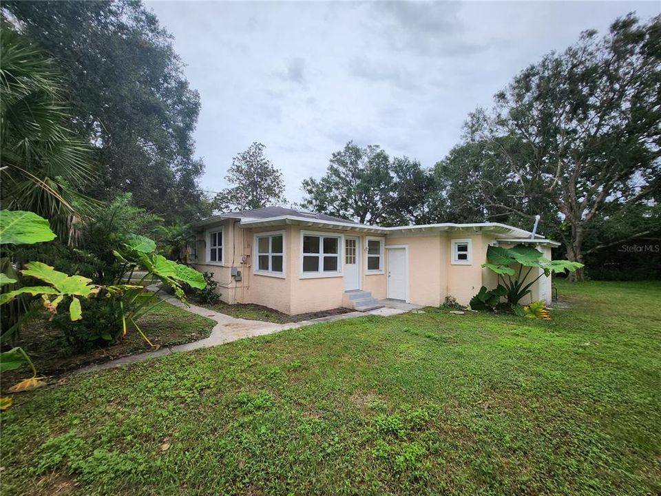 For Rent: $1,325 (3 beds, 2 baths, 400 Square Feet)