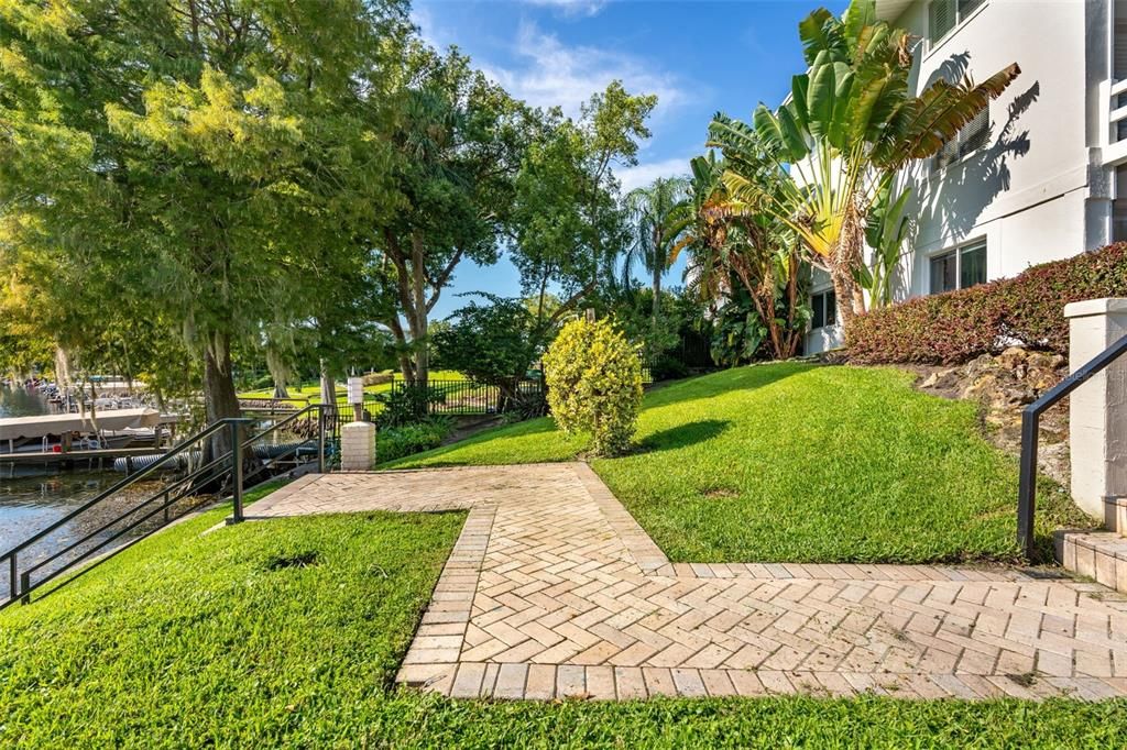 For Sale: $300,000 (2 beds, 2 baths, 952 Square Feet)