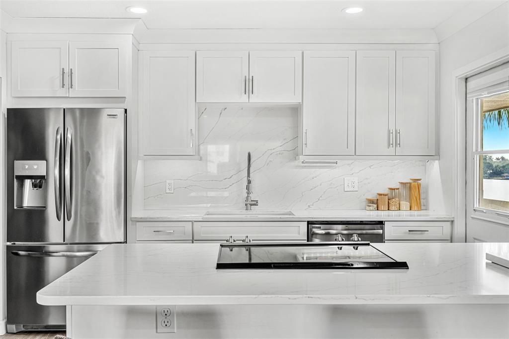 For Sale: $300,000 (2 beds, 2 baths, 952 Square Feet)