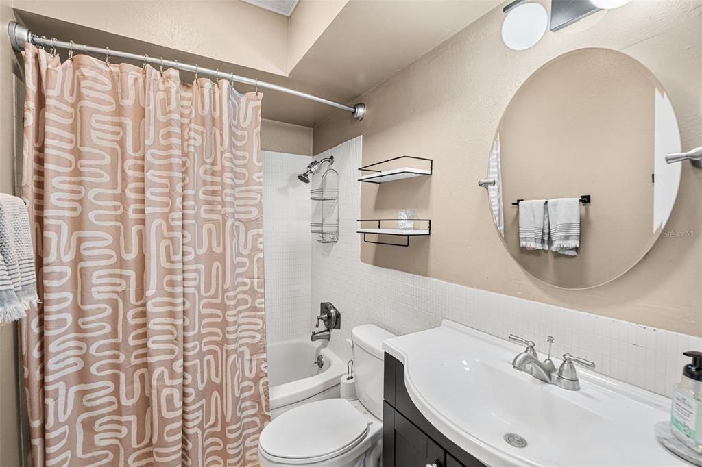 For Sale: $300,000 (2 beds, 2 baths, 952 Square Feet)