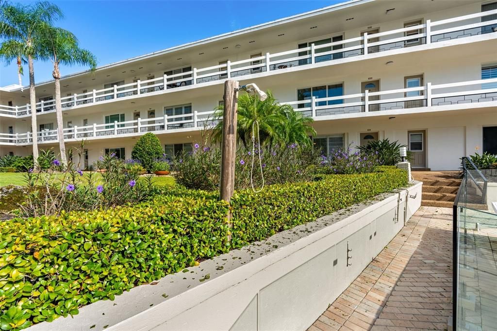 For Sale: $300,000 (2 beds, 2 baths, 952 Square Feet)