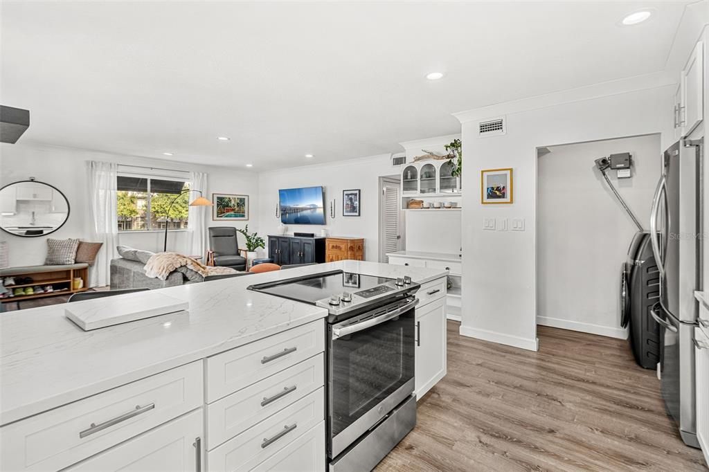 For Sale: $300,000 (2 beds, 2 baths, 952 Square Feet)
