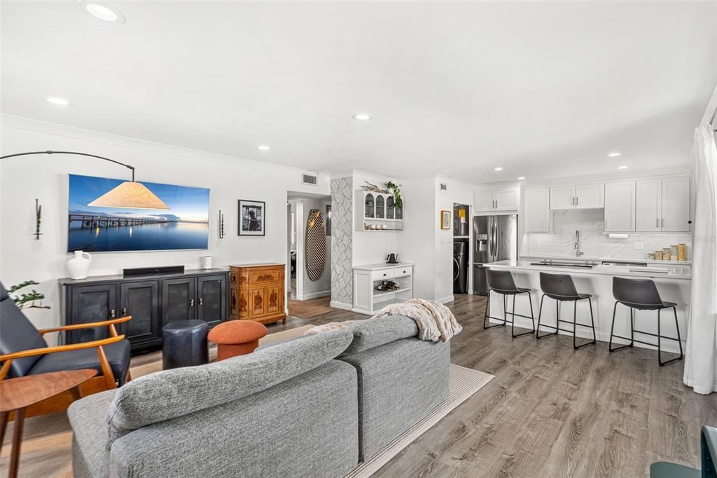 For Sale: $300,000 (2 beds, 2 baths, 952 Square Feet)