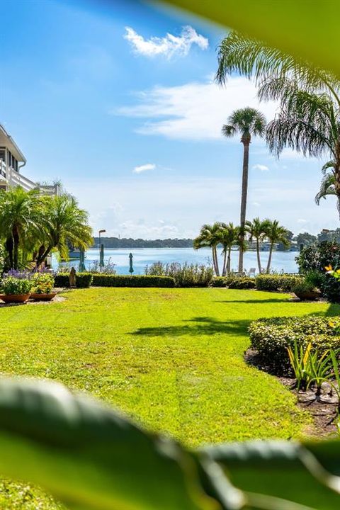 For Sale: $300,000 (2 beds, 2 baths, 952 Square Feet)