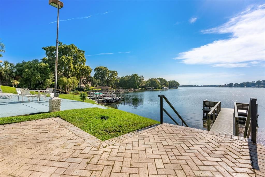 For Sale: $300,000 (2 beds, 2 baths, 952 Square Feet)