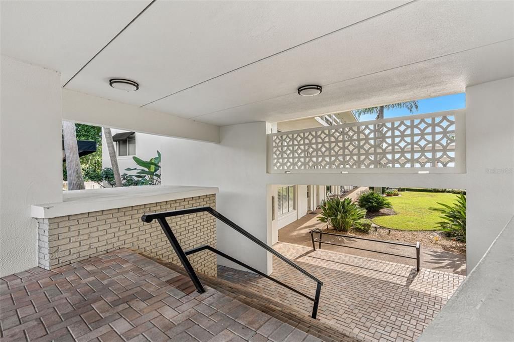 For Sale: $300,000 (2 beds, 2 baths, 952 Square Feet)
