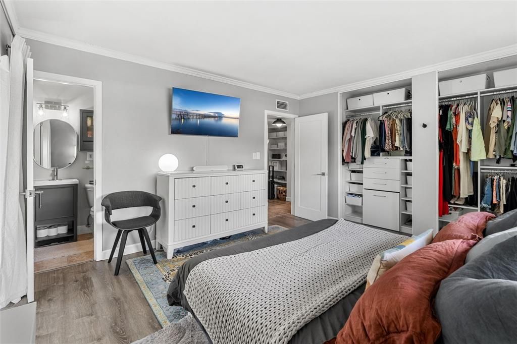 For Sale: $300,000 (2 beds, 2 baths, 952 Square Feet)