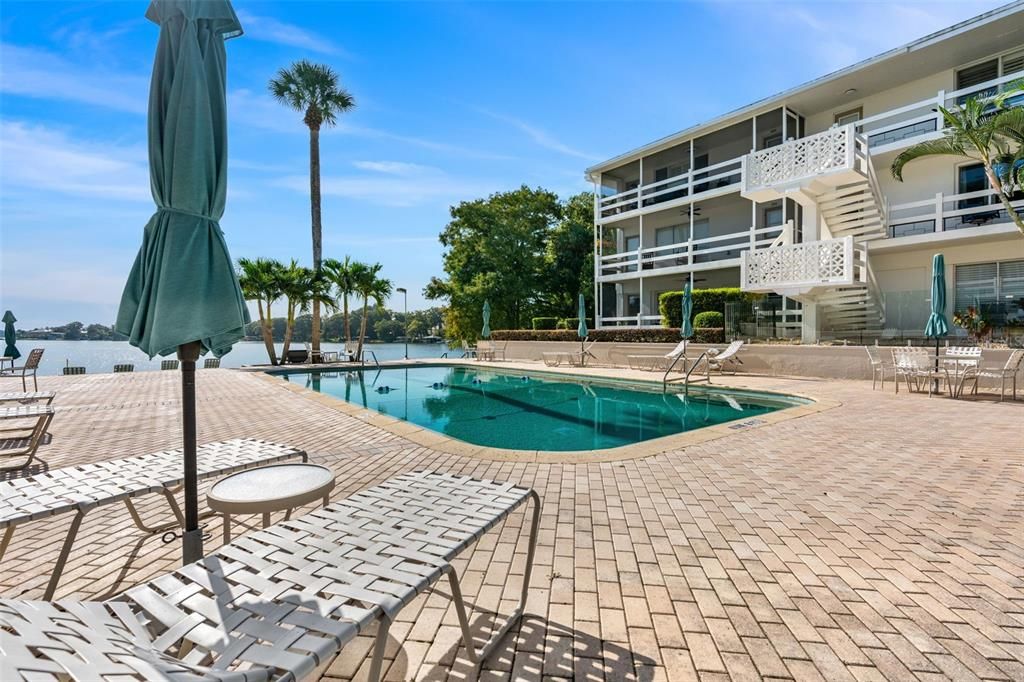 For Sale: $300,000 (2 beds, 2 baths, 952 Square Feet)