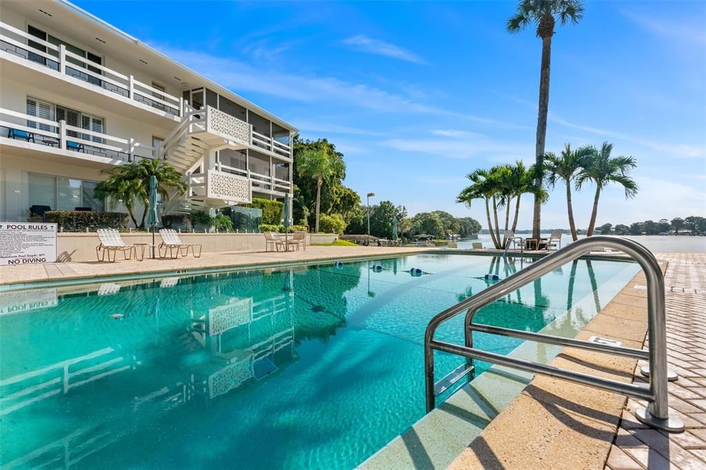 For Sale: $300,000 (2 beds, 2 baths, 952 Square Feet)