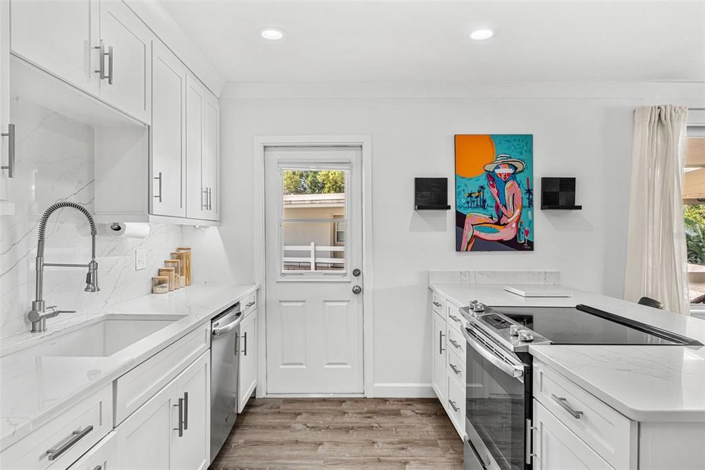 For Sale: $300,000 (2 beds, 2 baths, 952 Square Feet)