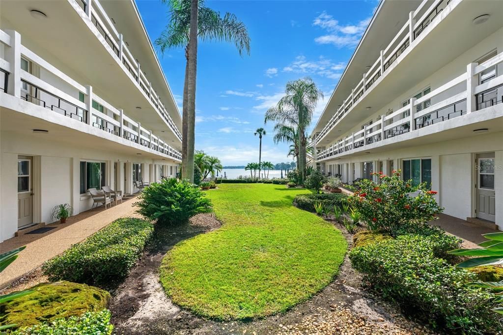 For Sale: $300,000 (2 beds, 2 baths, 952 Square Feet)