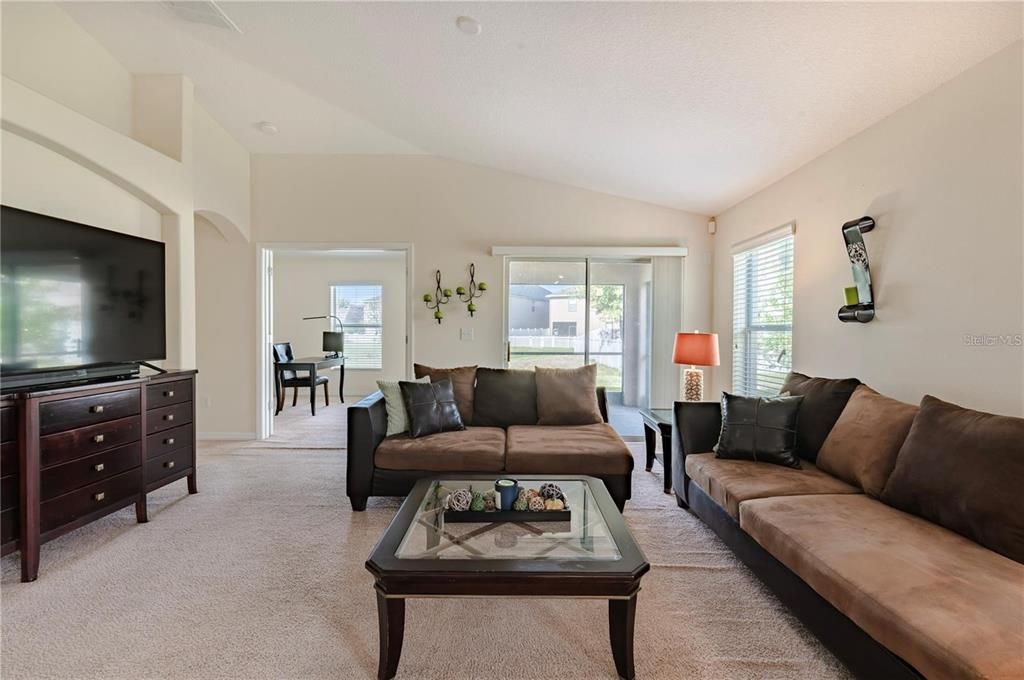 En Venta: $370,000 (3 camas, 2 baños, 2062 Pies cuadrados)