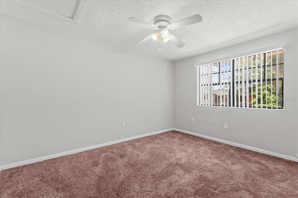 For Sale: $125,000 (2 beds, 1 baths, 899 Square Feet)