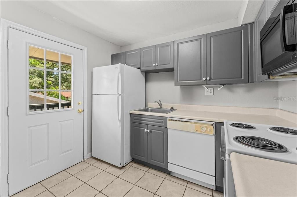 For Sale: $125,000 (2 beds, 1 baths, 899 Square Feet)