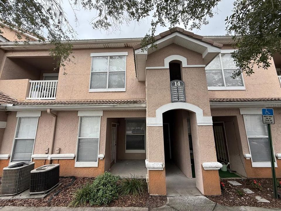 For Rent: $1,350 (1 beds, 1 baths, 830 Square Feet)