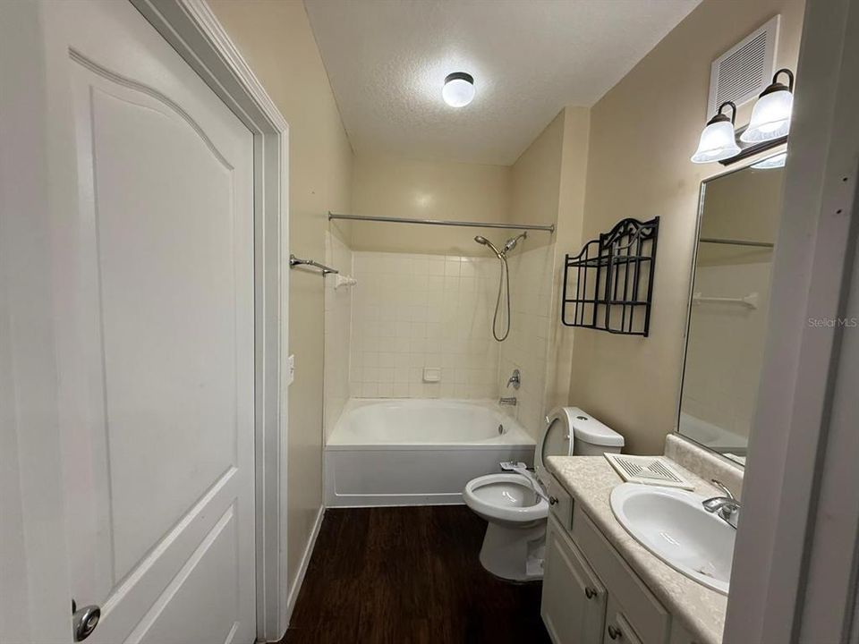 For Rent: $1,350 (1 beds, 1 baths, 830 Square Feet)