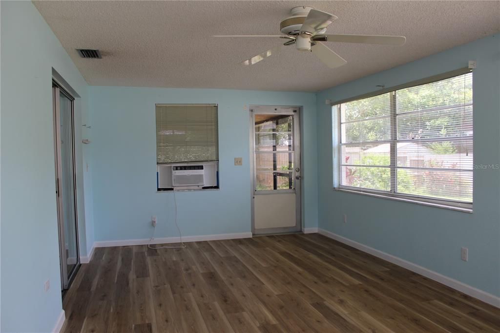 For Sale: $274,900 (3 beds, 2 baths, 1518 Square Feet)