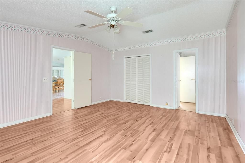 For Sale: $125,000 (2 beds, 2 baths, 1300 Square Feet)