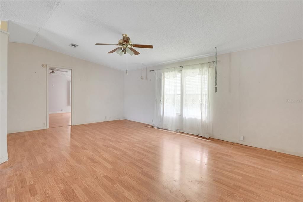 For Sale: $125,000 (2 beds, 2 baths, 1300 Square Feet)