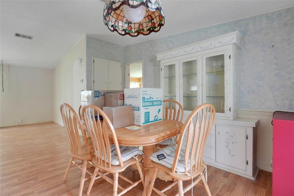 For Sale: $125,000 (2 beds, 2 baths, 1300 Square Feet)