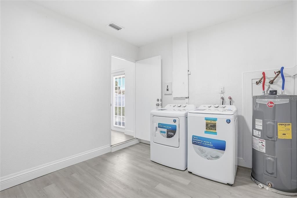 For Sale: $359,900 (3 beds, 1 baths, 1089 Square Feet)