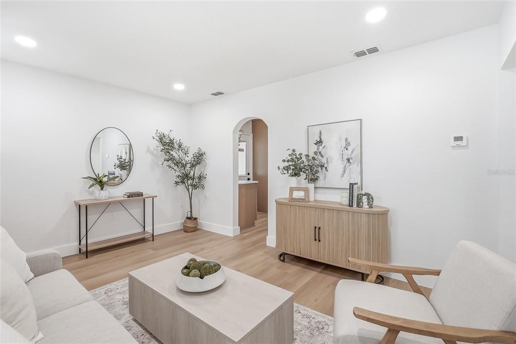 На продажу: $349,900 (2 спален, 1 ванн, 744 Квадратных фут)